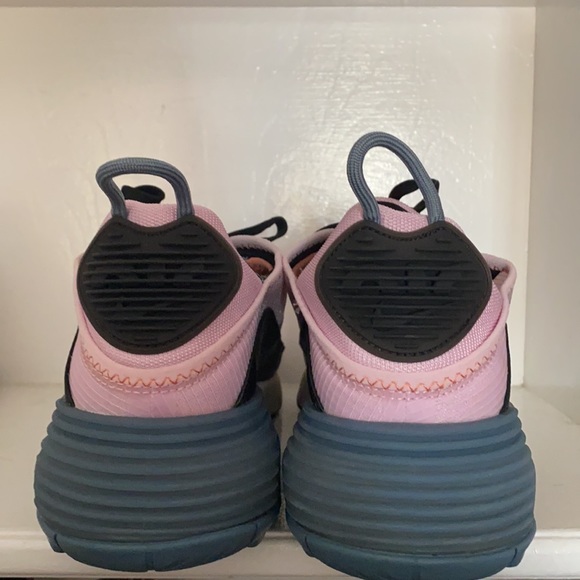 NIKE WMNS AIR MAX 2090 LIGHT ARCTIC PINK BLACK - Picture 11 of 12
